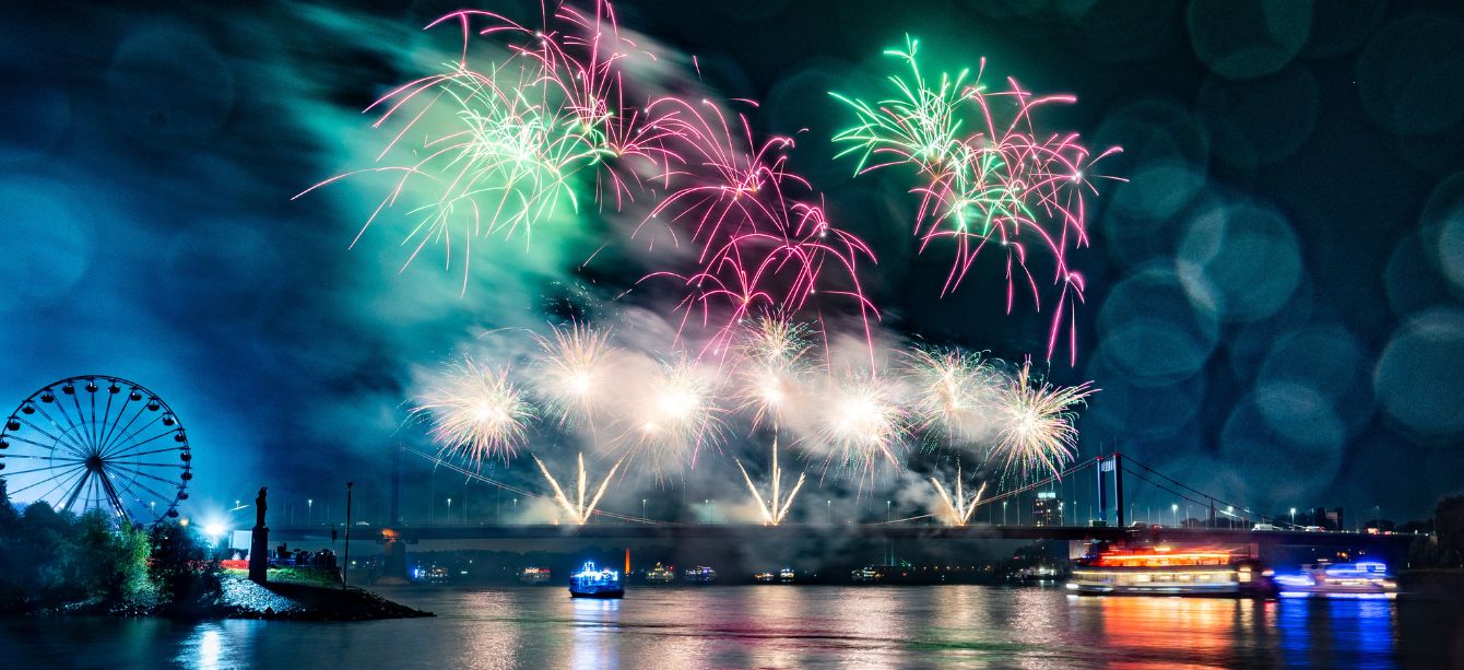 Feuerwerk beim Ruhrorter Hafenfest über dem Rhein, Foto: Tanja Pickartz / Stadt Duisburg