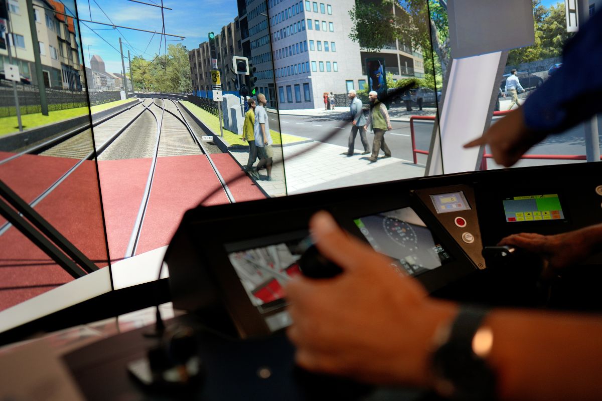 Bedienung des DVG-Fahrsimulators mit simulierter Strecke