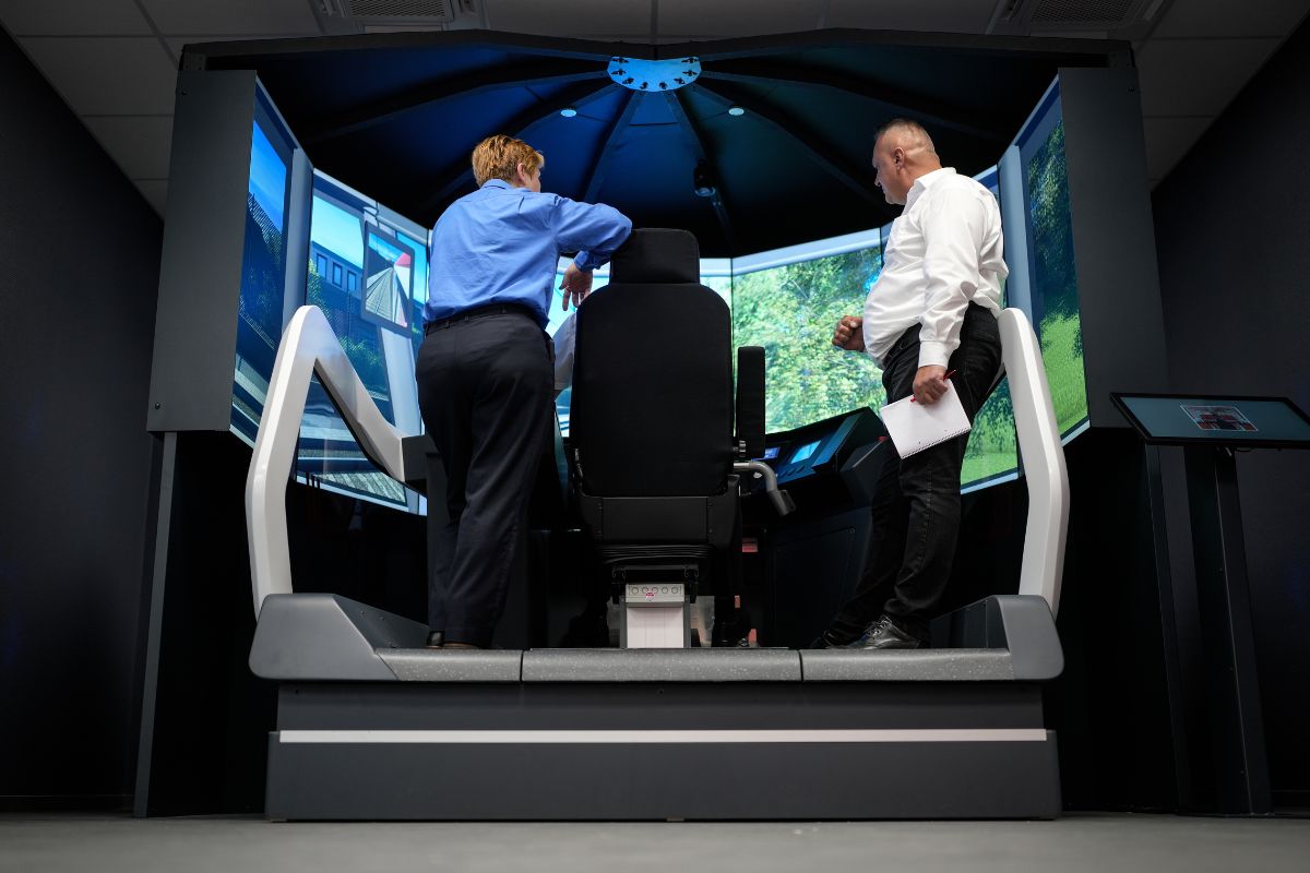 Zwei Personen trainieren an einem Fahrsimulator der DVG
