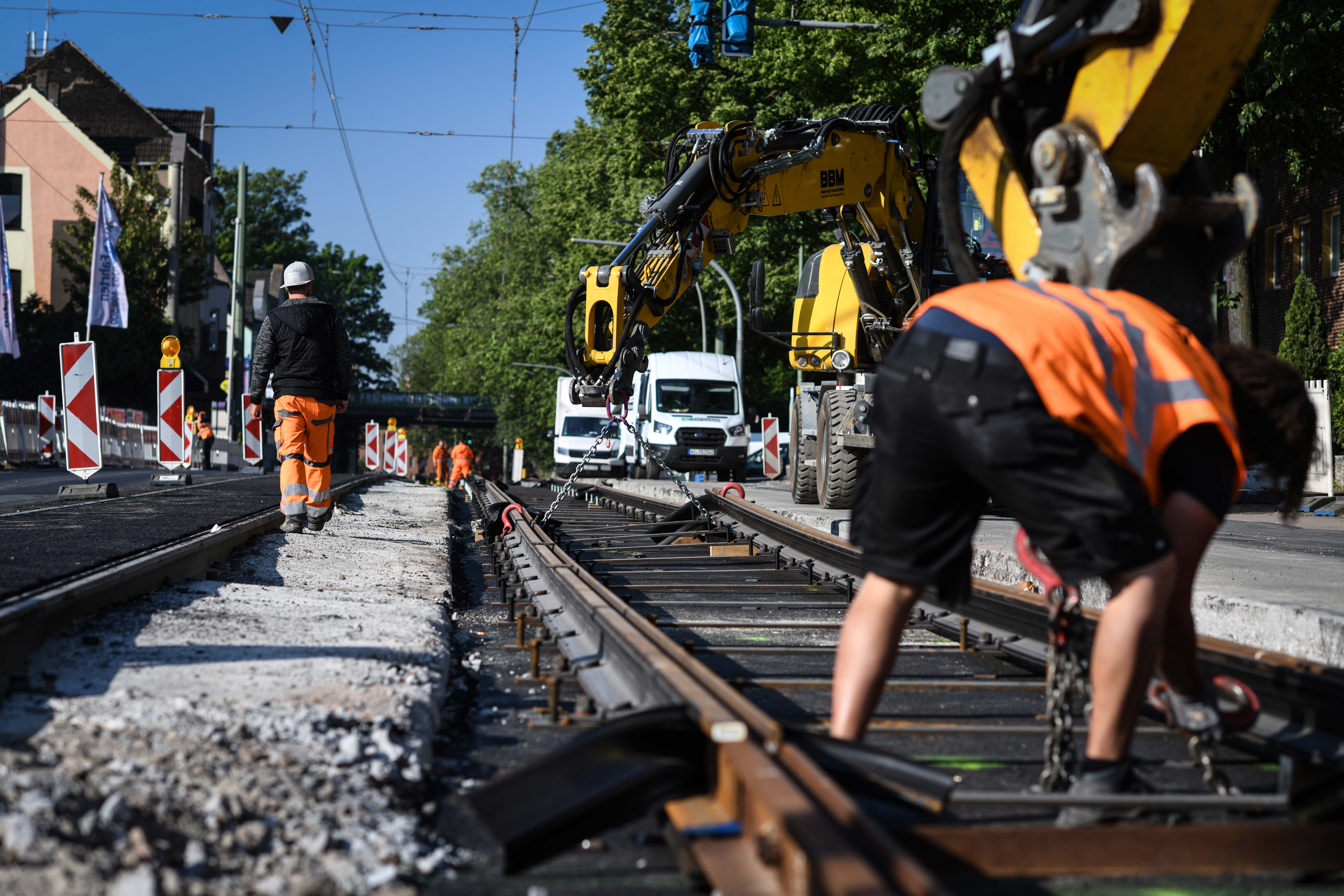 Gleisbauarbeiten an einer Straßenbahnstrecke der DVG im Duisburger Stadtgebiet.