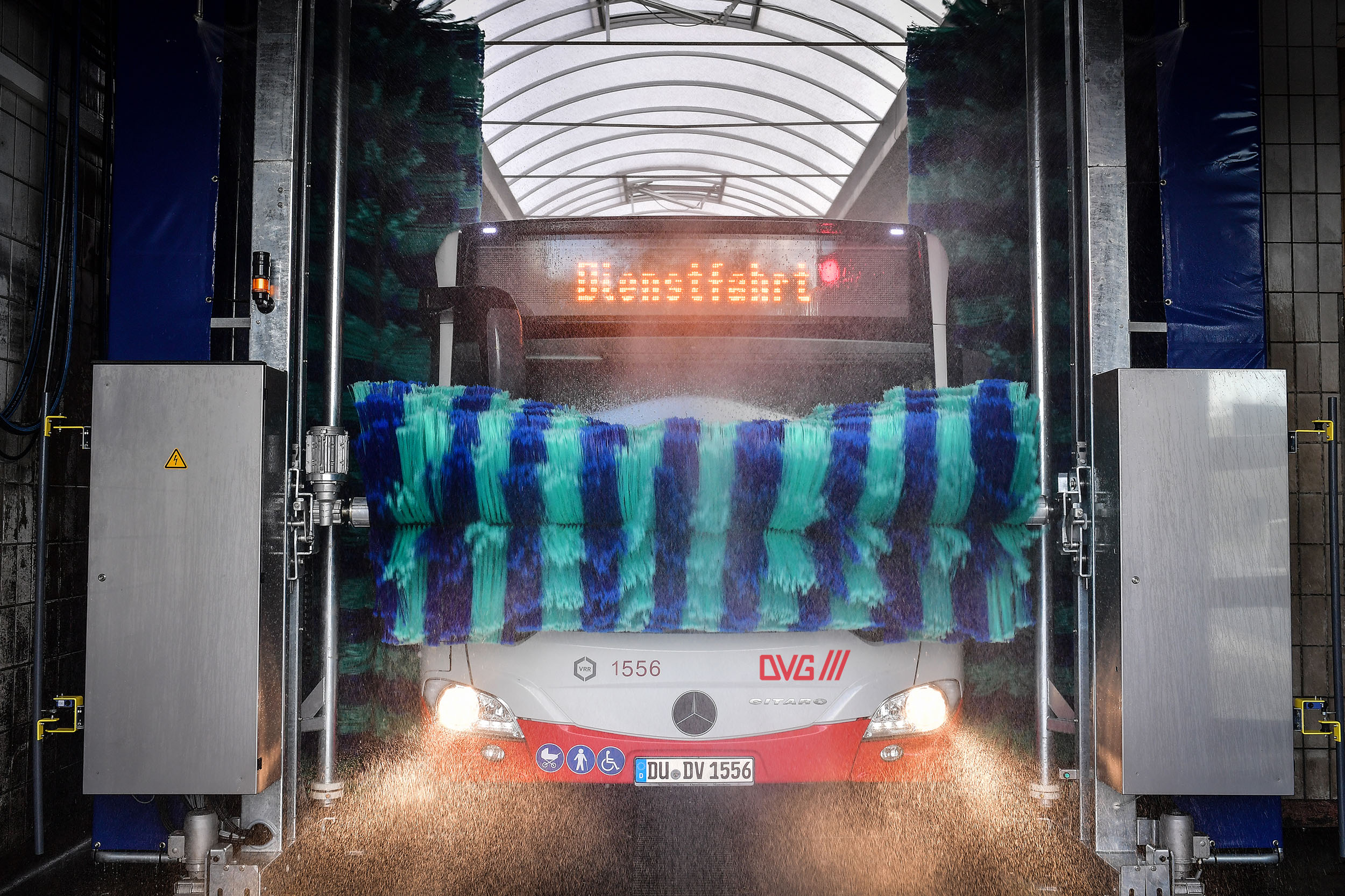 DVG-Bus in der Waschanlage mit rotierenden Bürsten