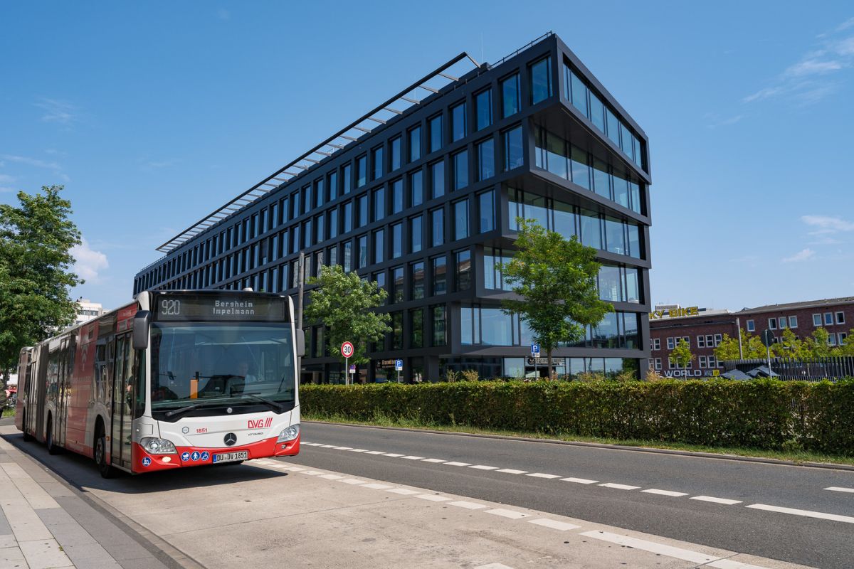DVG-Bus 920 an der Busschleuse am Duisburger Hauptbahnhof