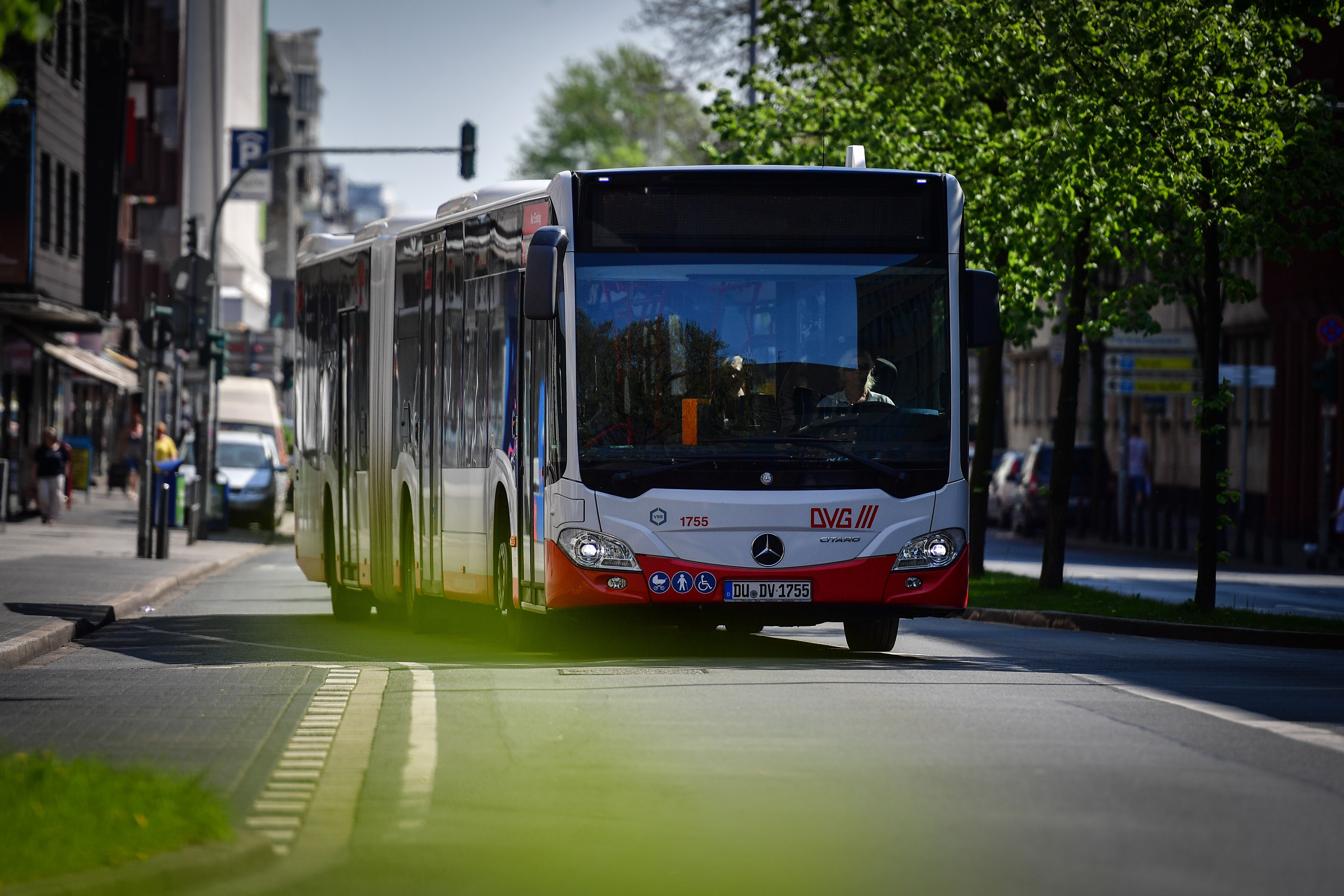 DVG-Linienbus auf einer Straße in Duisburg. Pressefoto zum Fahrplanwechsel 2025.