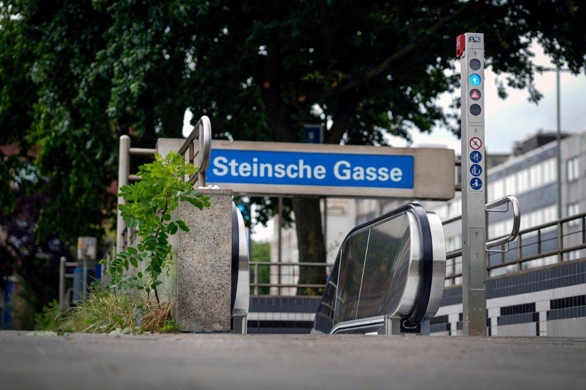 Neue Rolltreppe an der Haltestelle Steinsche Gasse in Duisburg