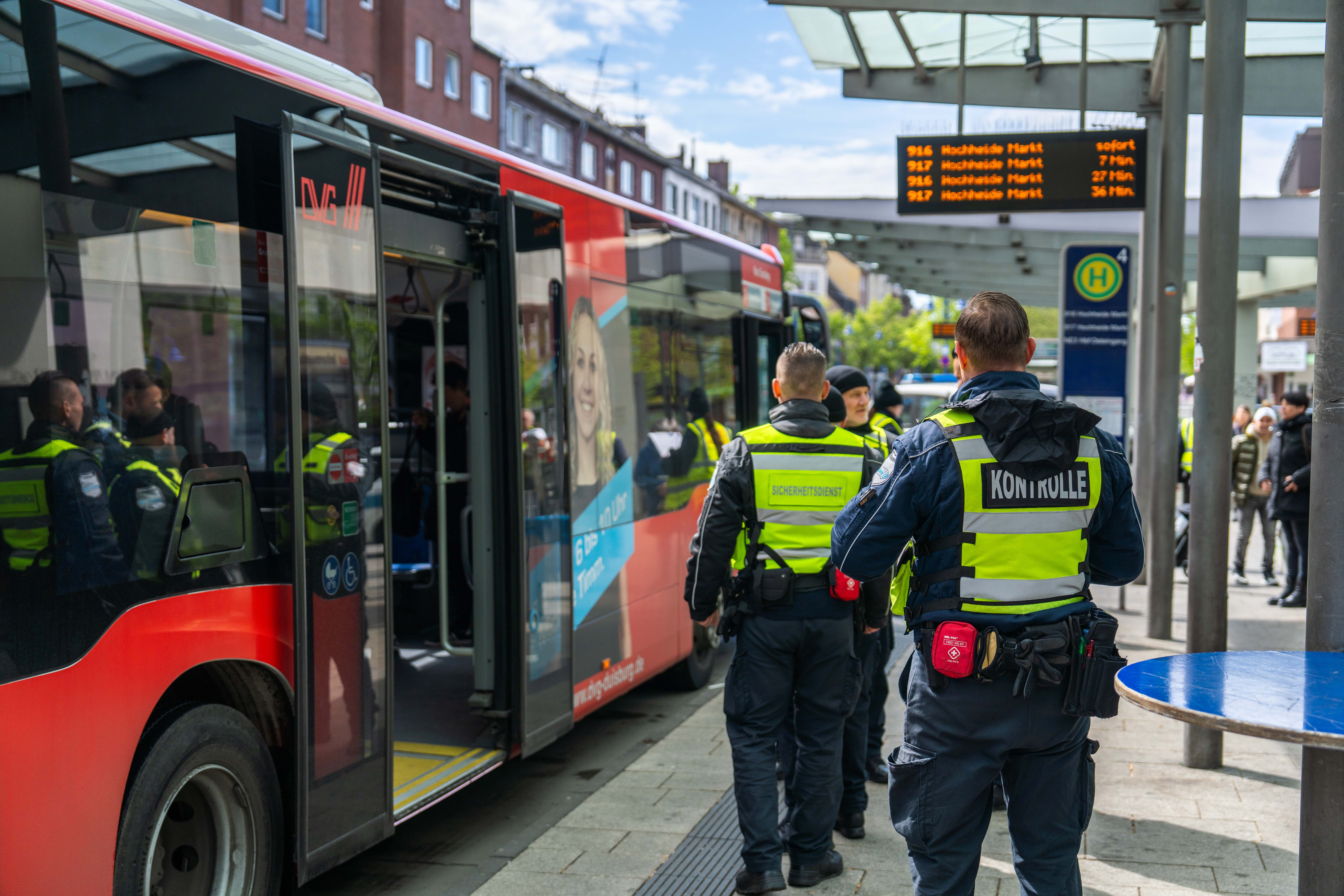 Foto einer Ticket-Sonderkontrolle an einer Bushaltestelle