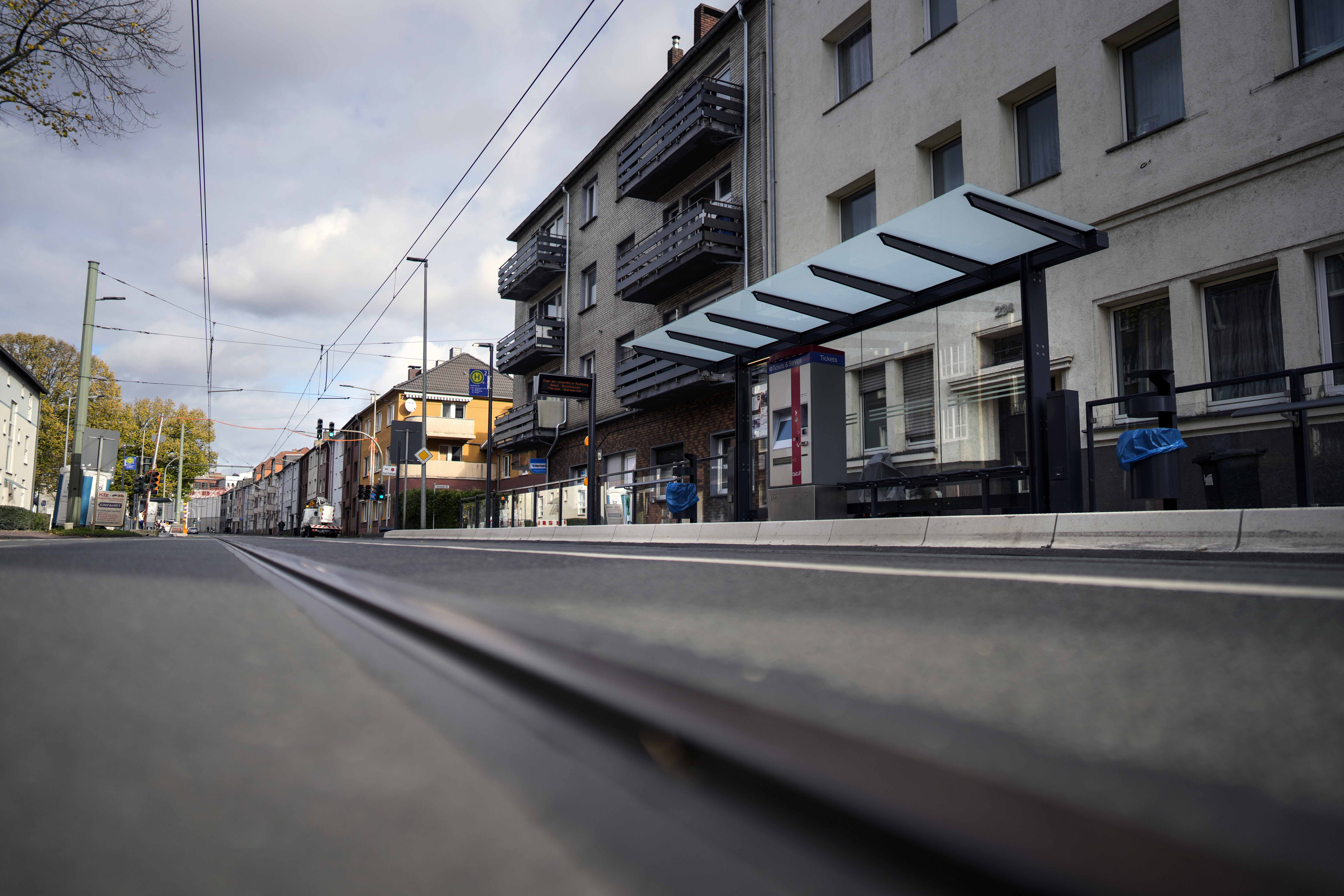 Barrierefrei ausgebaute Straßenbahnhaltestelle Stockumer Straße der DVG mit erhöhtem Bahnsteig und Wartehalle.