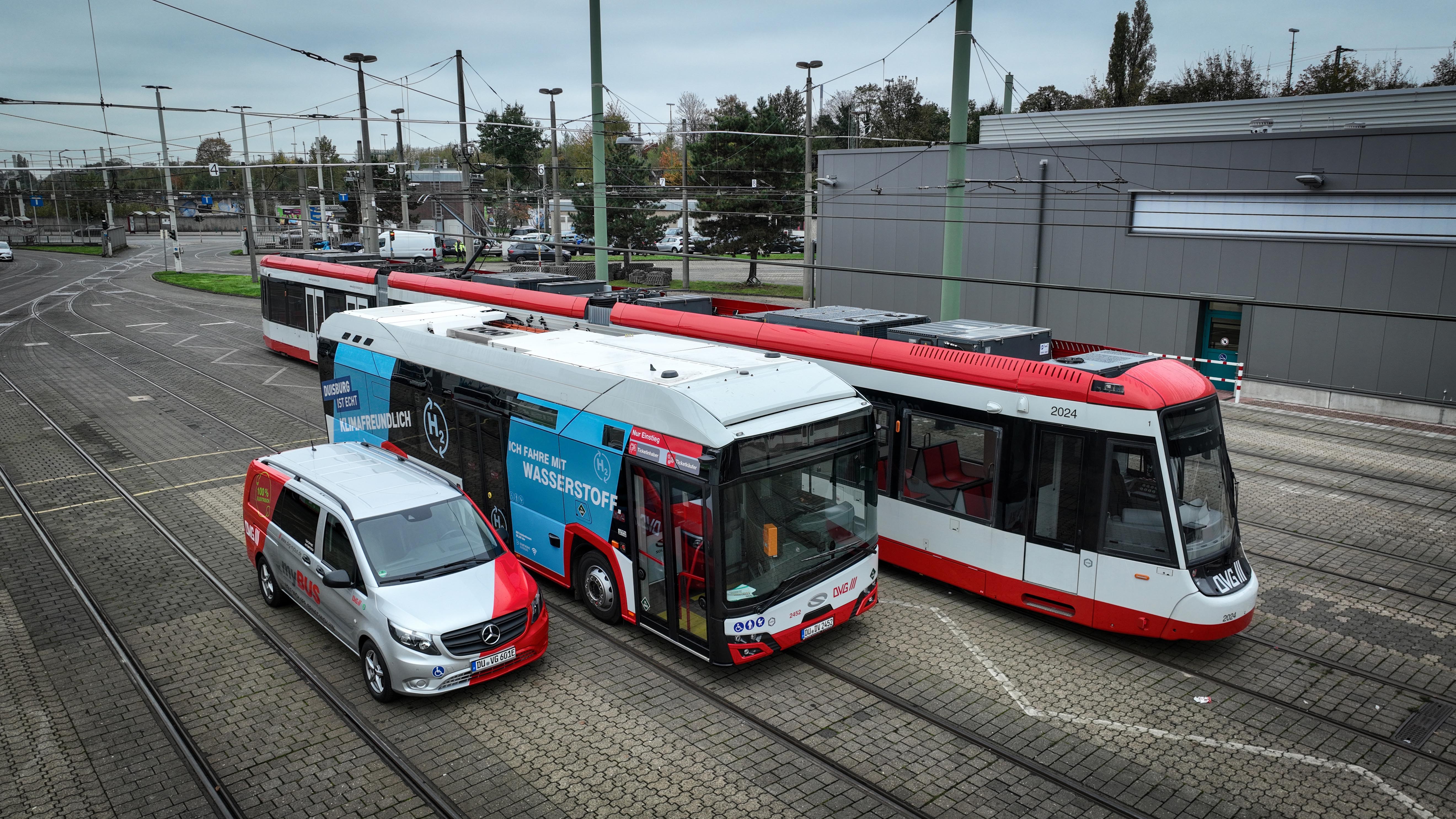 myBUS, Wasserstoffbus und Straßenbahn der DVG auf einer Straße in Duisburg