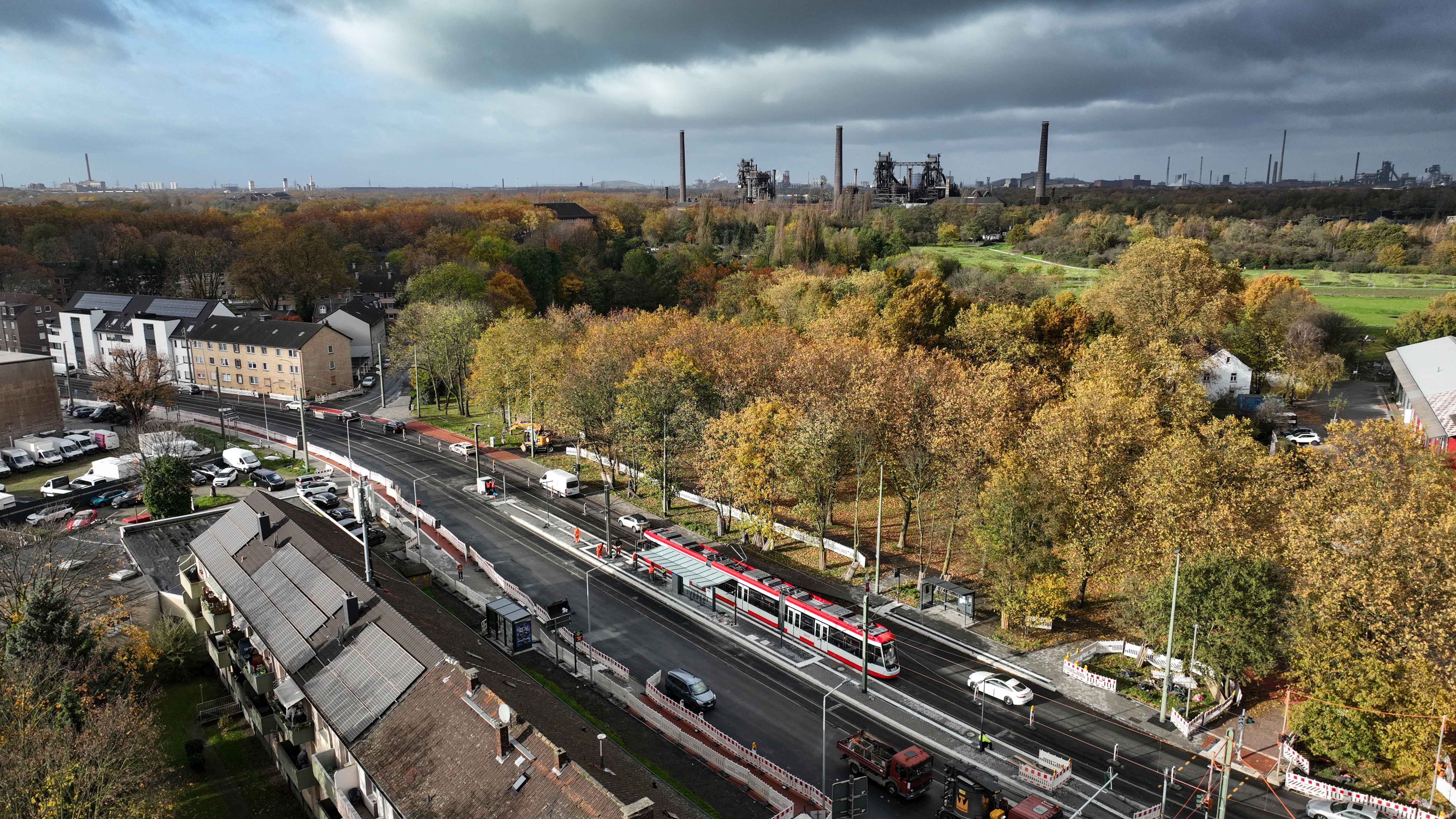 Drohnenaufnahme einer DVG-Straßenbahn vorm Landschaftspark Duisburg-Nord.