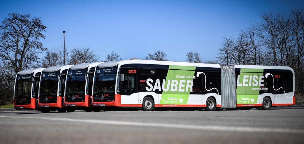 Batterieelektrischer Gelenkbus der DVG auf der Linie 934 in Duisburg.