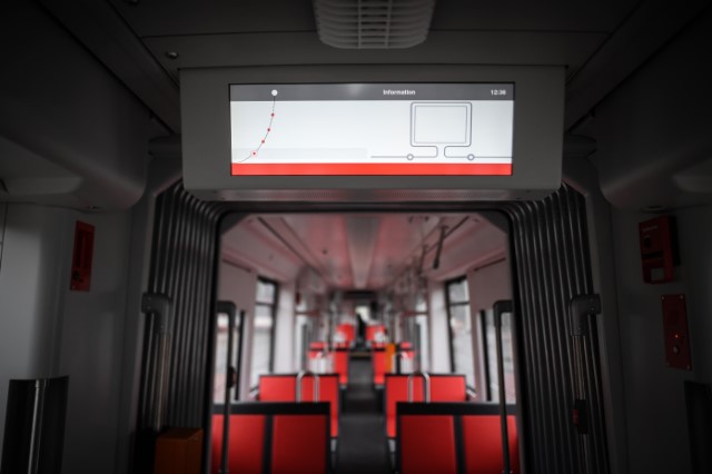 Digitaler Fahrgastinformationsmonitor in einer NF4-Straßenbahn