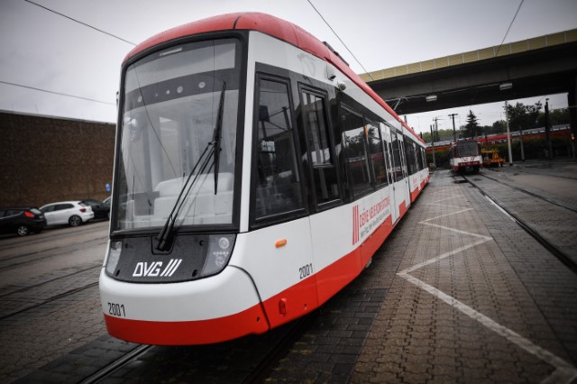 Frontansicht einer NF4-Straßenbahn der DVG