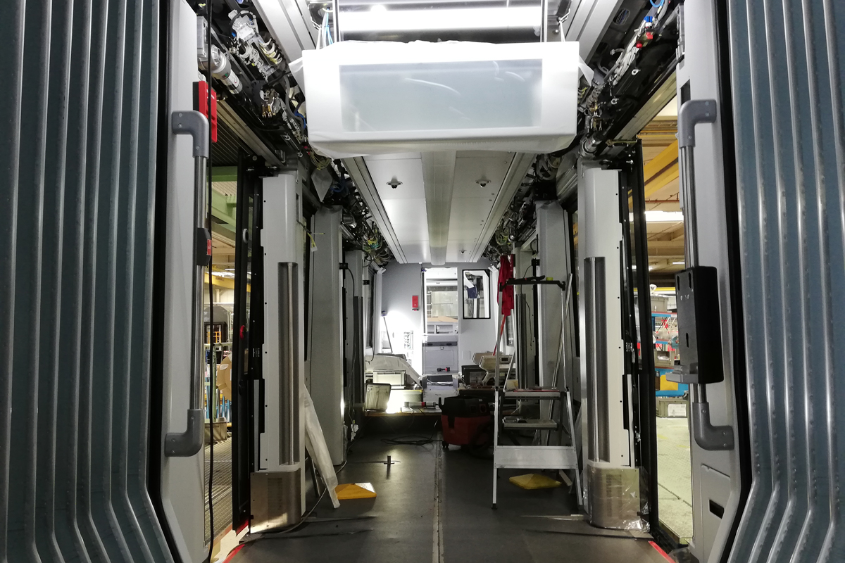 Innenraum einer neuen Straßenbahn während des Ausbaus