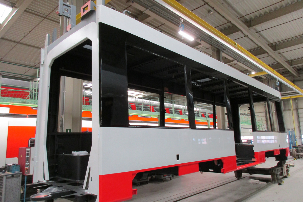 Wagenkasten einer neuen Straßenbahn während der Lackierung