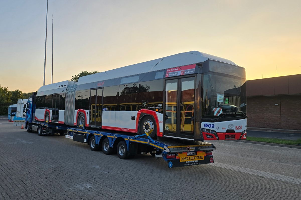 Anlieferung eines Solaris Urbino 18 hydrogen für die DVG auf dem Betriebshof in Duisburg.
