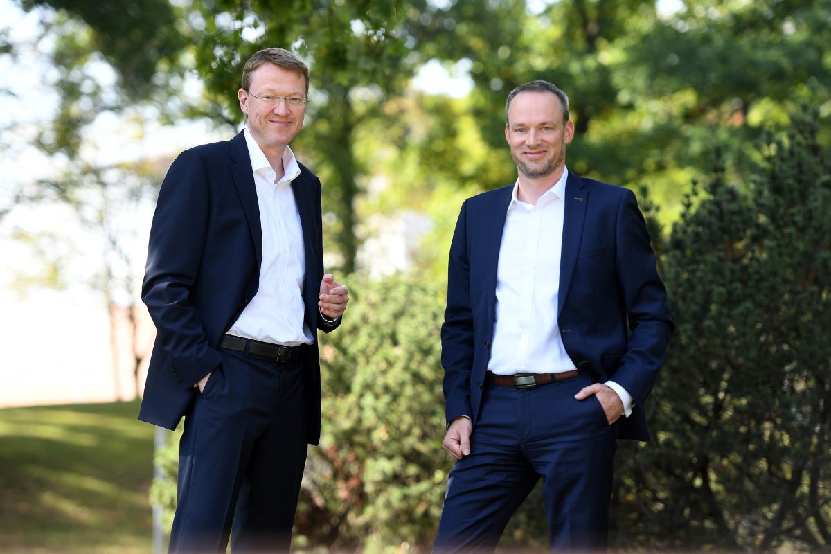 Marcus Vunic und Andreas Gutschek, Vorstand der Duisburger Verkehrsgesellschaft (DVG) vor Bäumen