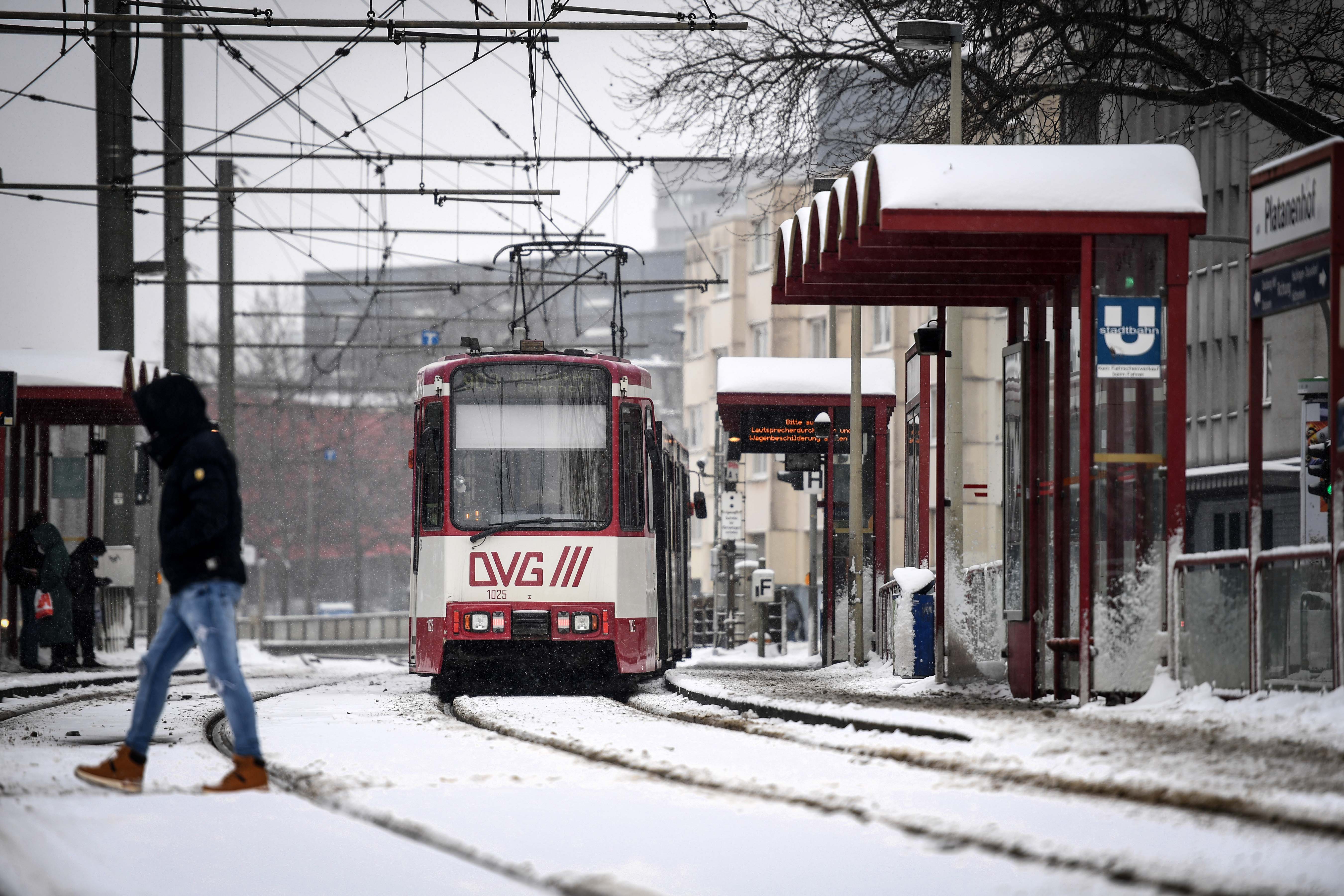 DVG-Stadtbahn der DVG an verschneiter Haltestelle Platanenhof in Duisburg