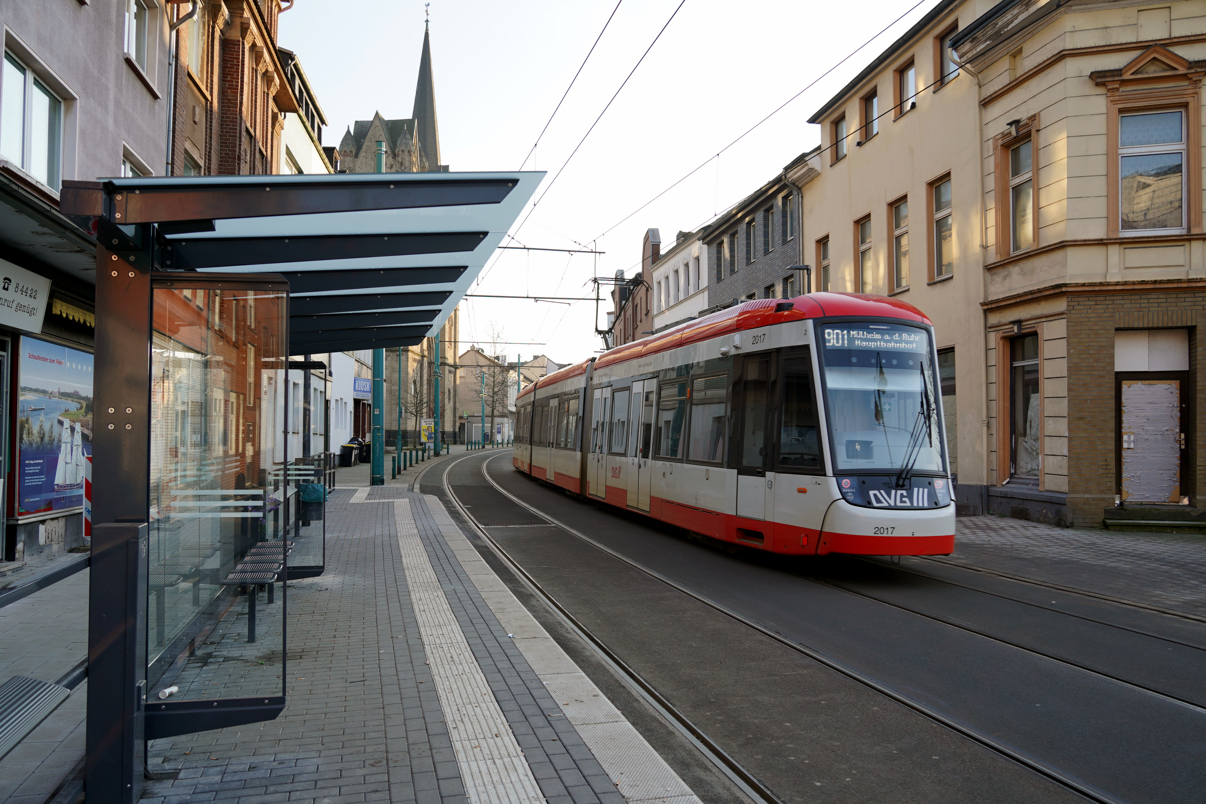 Barrierefreie Haltestelle Laar Kirche mit DVG-Straßenbahn der Linie 901