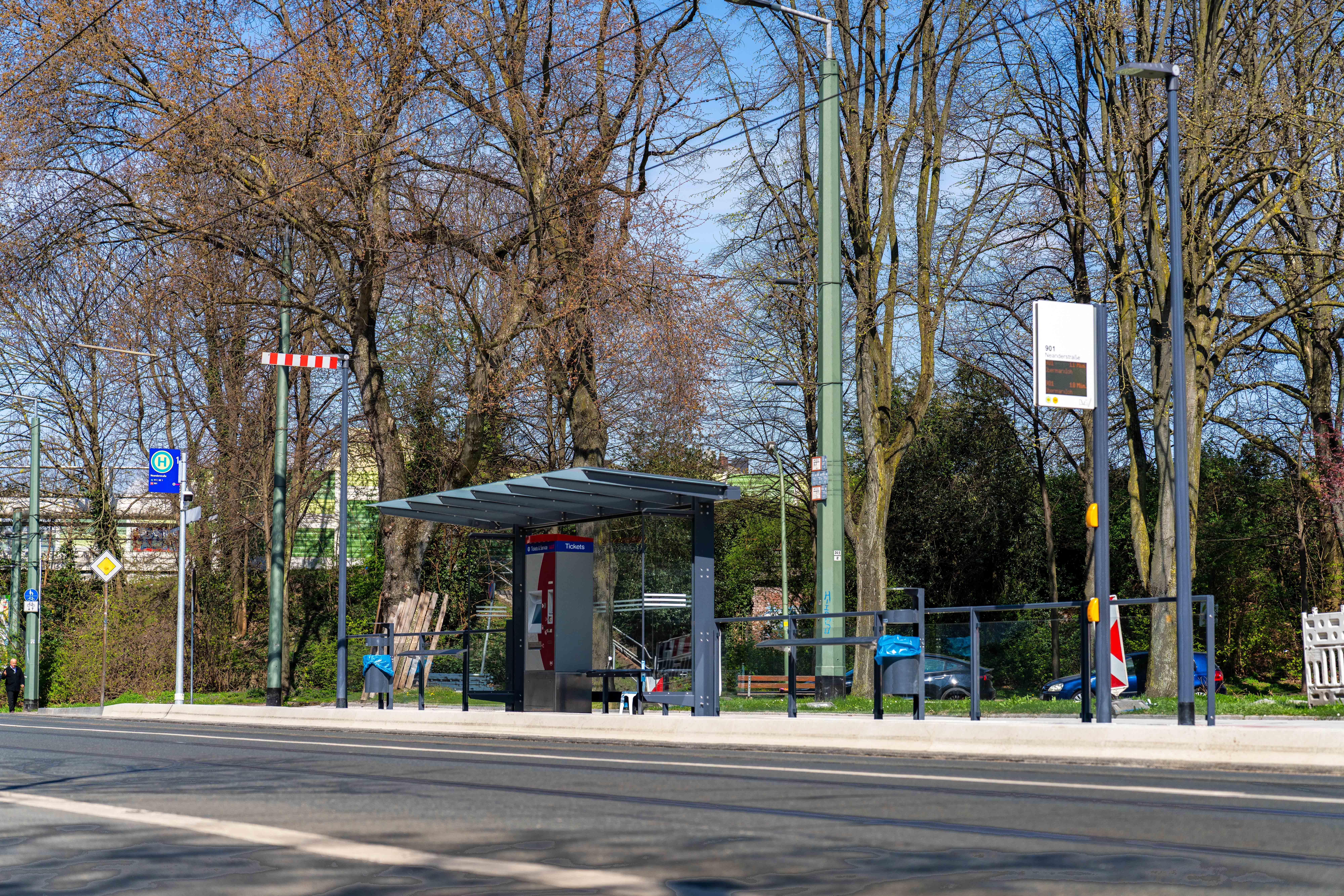 Barrierefrei umgebaute Haltestelle Neanderstraße bei Sonnenschein