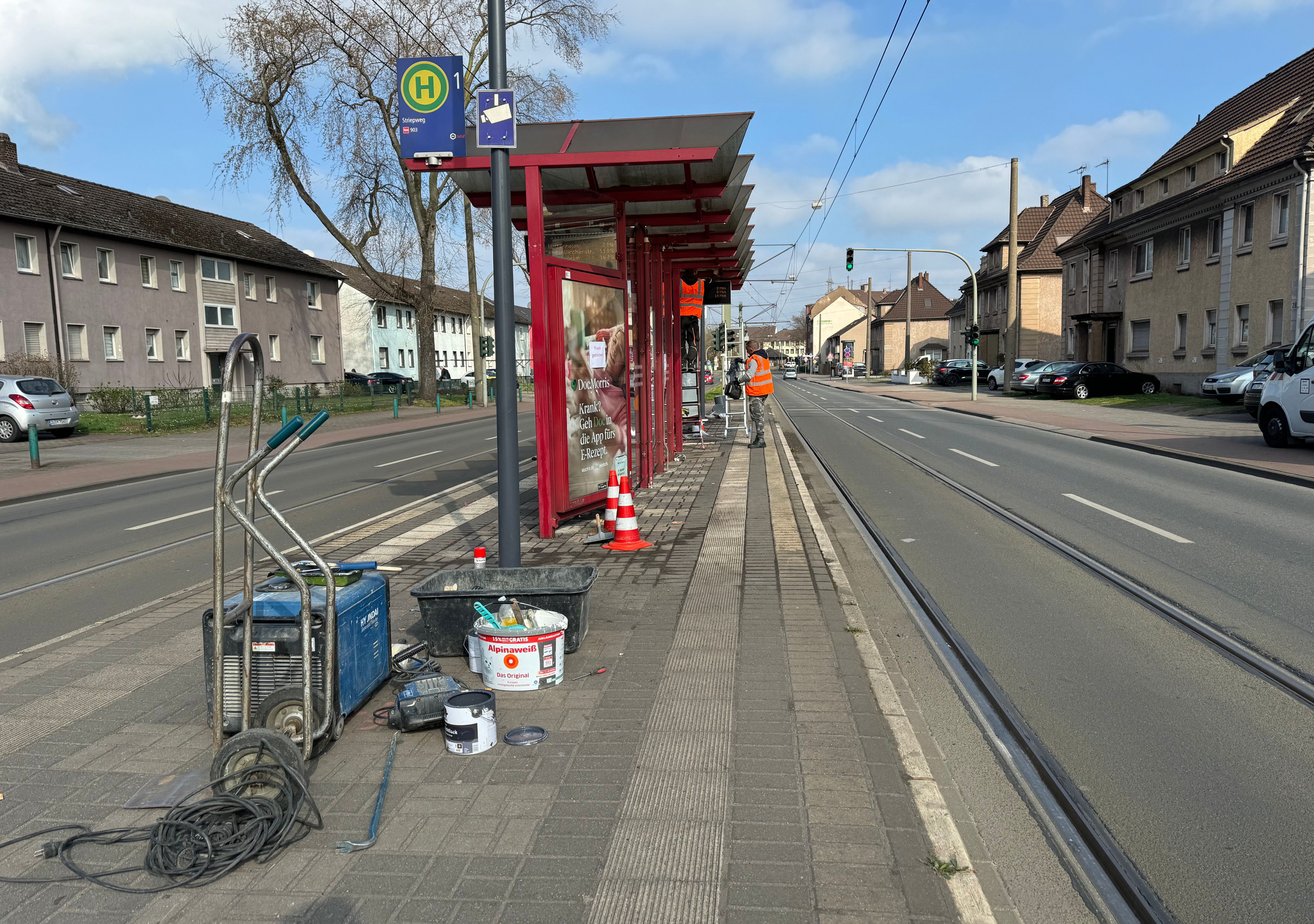 Haltestelle Striepweg während der Modernisierung mit Baustellengeräten