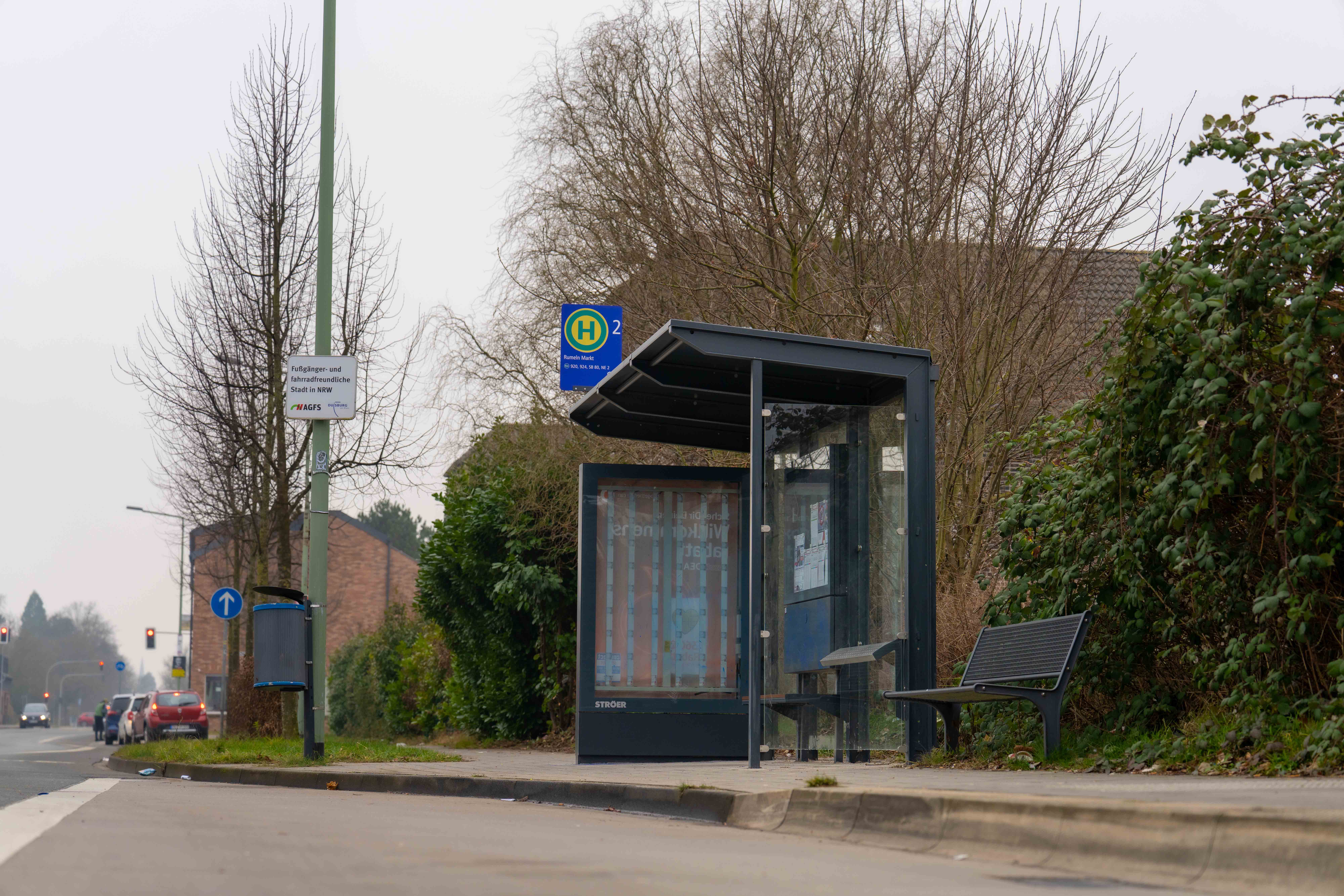Neue Wartehalle an der Haltestelle Rumeln Markt mit Bank und Fahrplaninfo