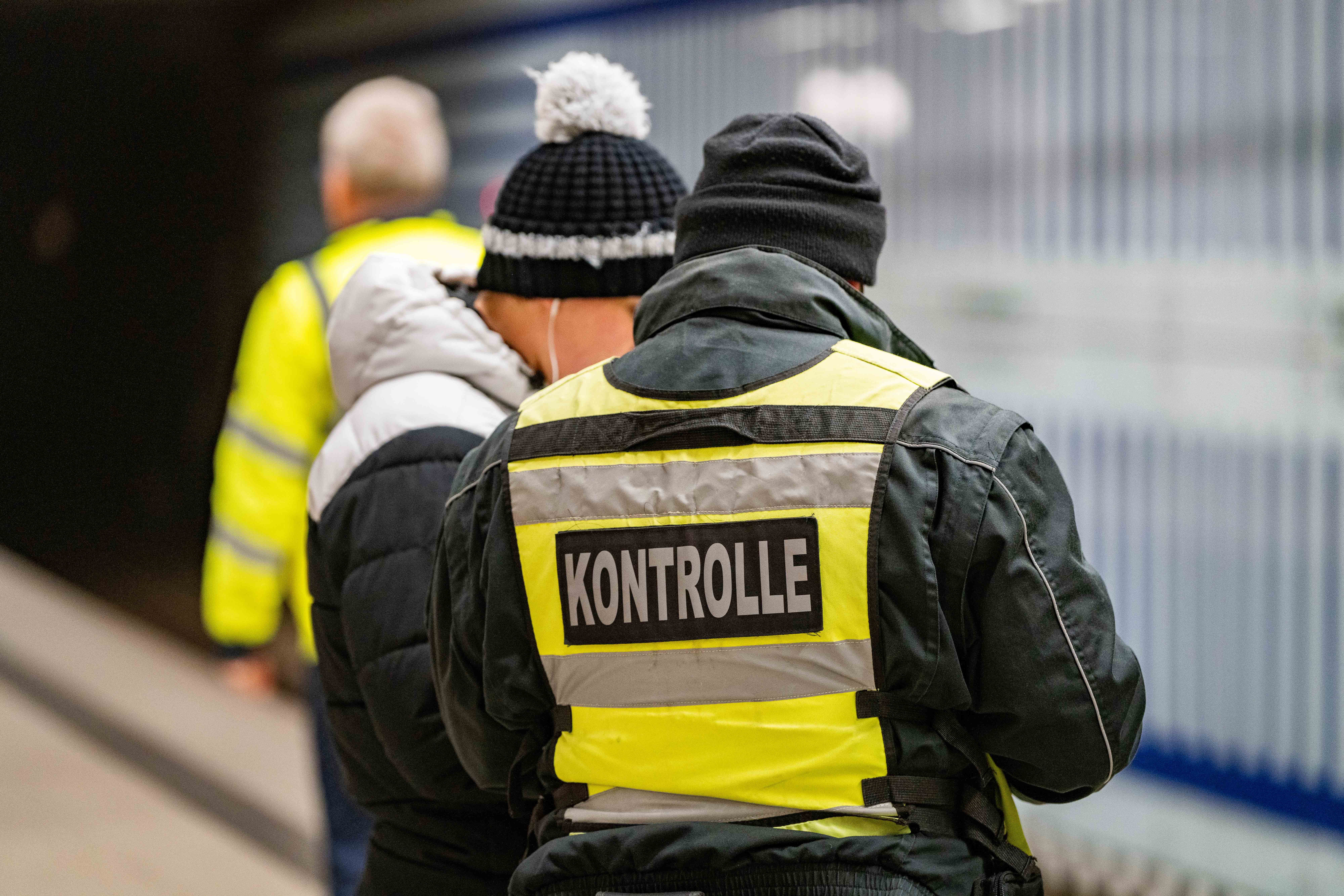 Ticketkontrolle in der U-Bahn durch DVG-Prüfteam mit Warnwesten