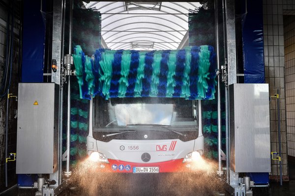 DVG-Linienbus in der Waschanlage auf dem Betriebshof Unkelstein in Duisburg