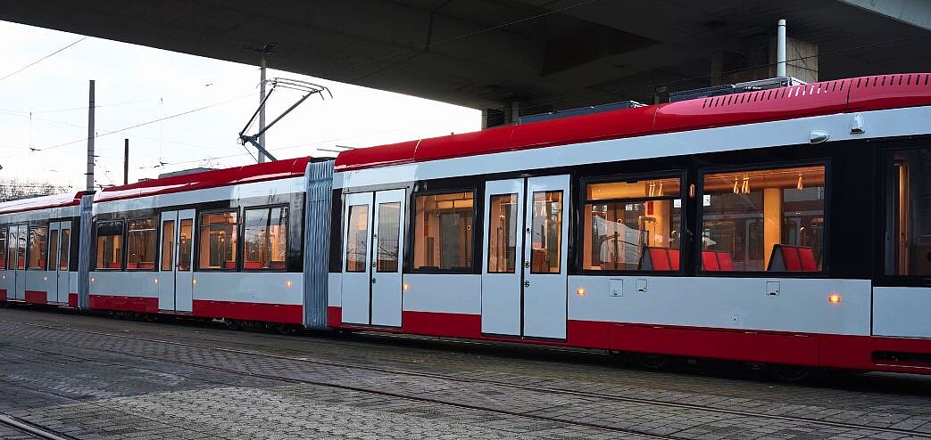 Eine neue DVG-Bahn steht am Betriebshof Grunewald. An den Seiten hat sie gelbe Leuchten, die für mehr Sicherheit sorgen