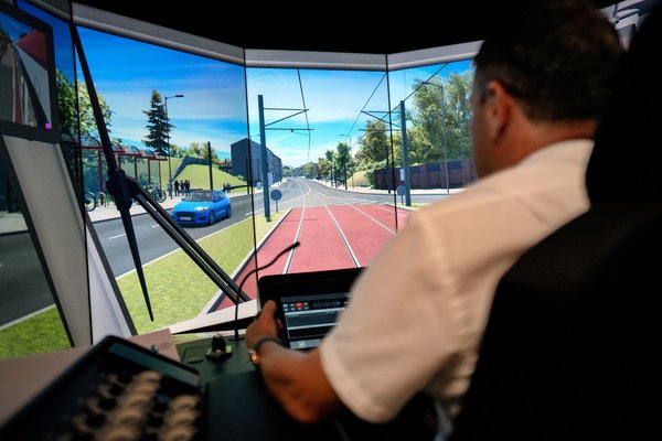 Training im DVG-Schienenfahrzeugsimulator für Straßenbahnfahrpersonal
