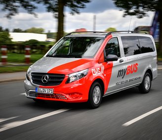 Ein myBUS-Fahrzeug unterwegs auf der Straße in Duisburg