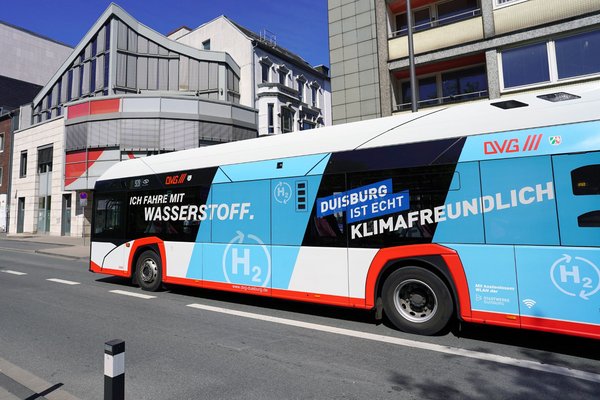 Wasserstoffbus der DVG  unterwegs in der Duisburger Innenstadt