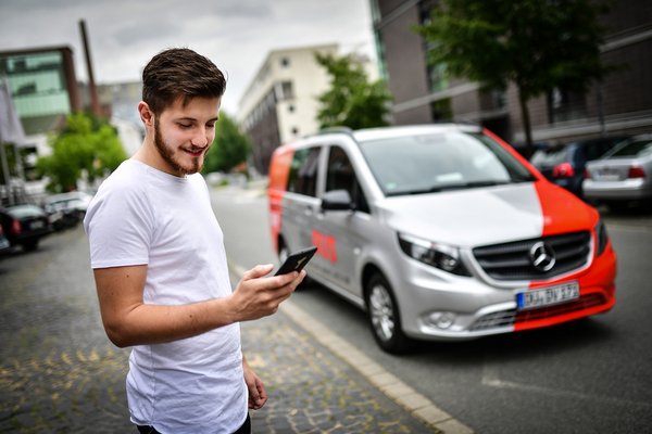 Fahrgast bucht eine Fahrt mit myBUS der DVG per Smartphone in Duisburg
