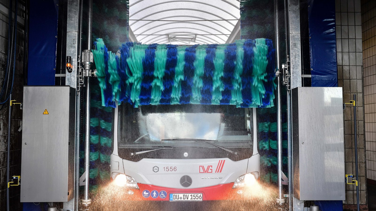 DVG-Linienbus in der Waschanlage auf dem Betriebshof Unkelstein in Duisburg