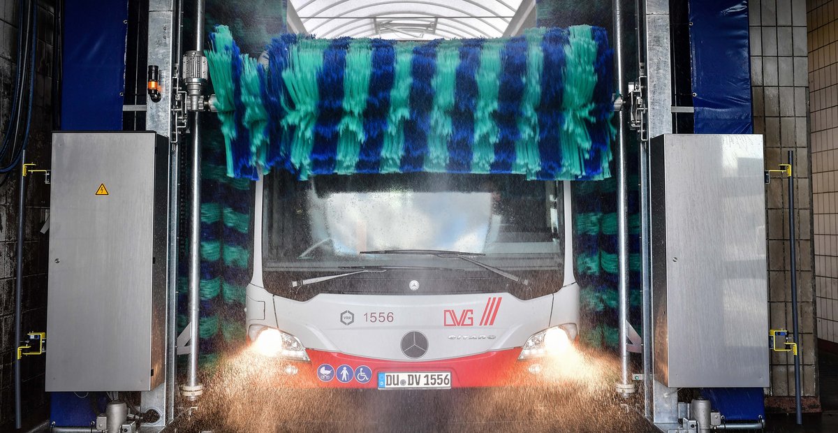 DVG-Linienbus in der Waschanlage auf dem Betriebshof Unkelstein in Duisburg