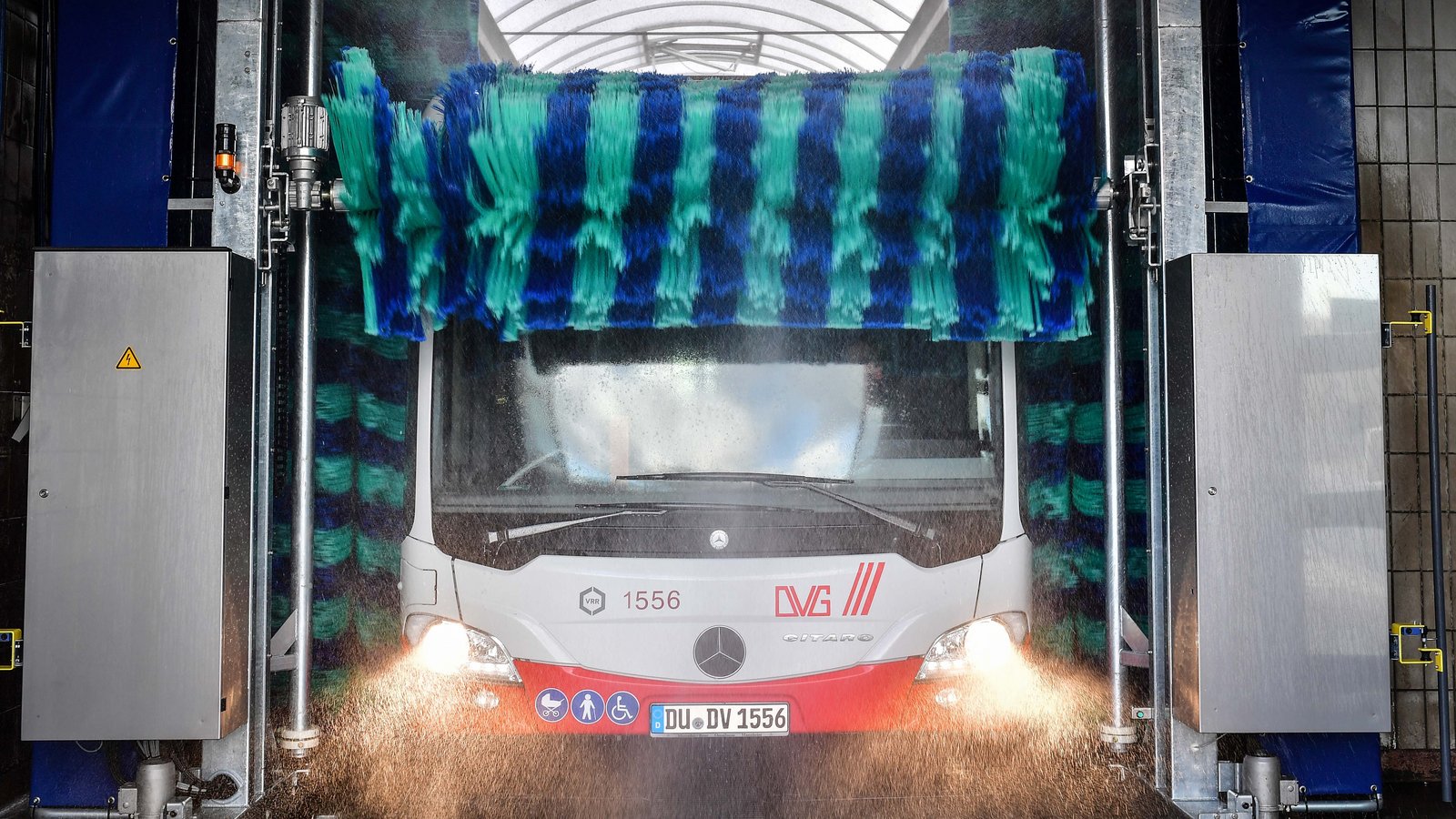 DVG-Linienbus in der Waschanlage auf dem Betriebshof Unkelstein in Duisburg