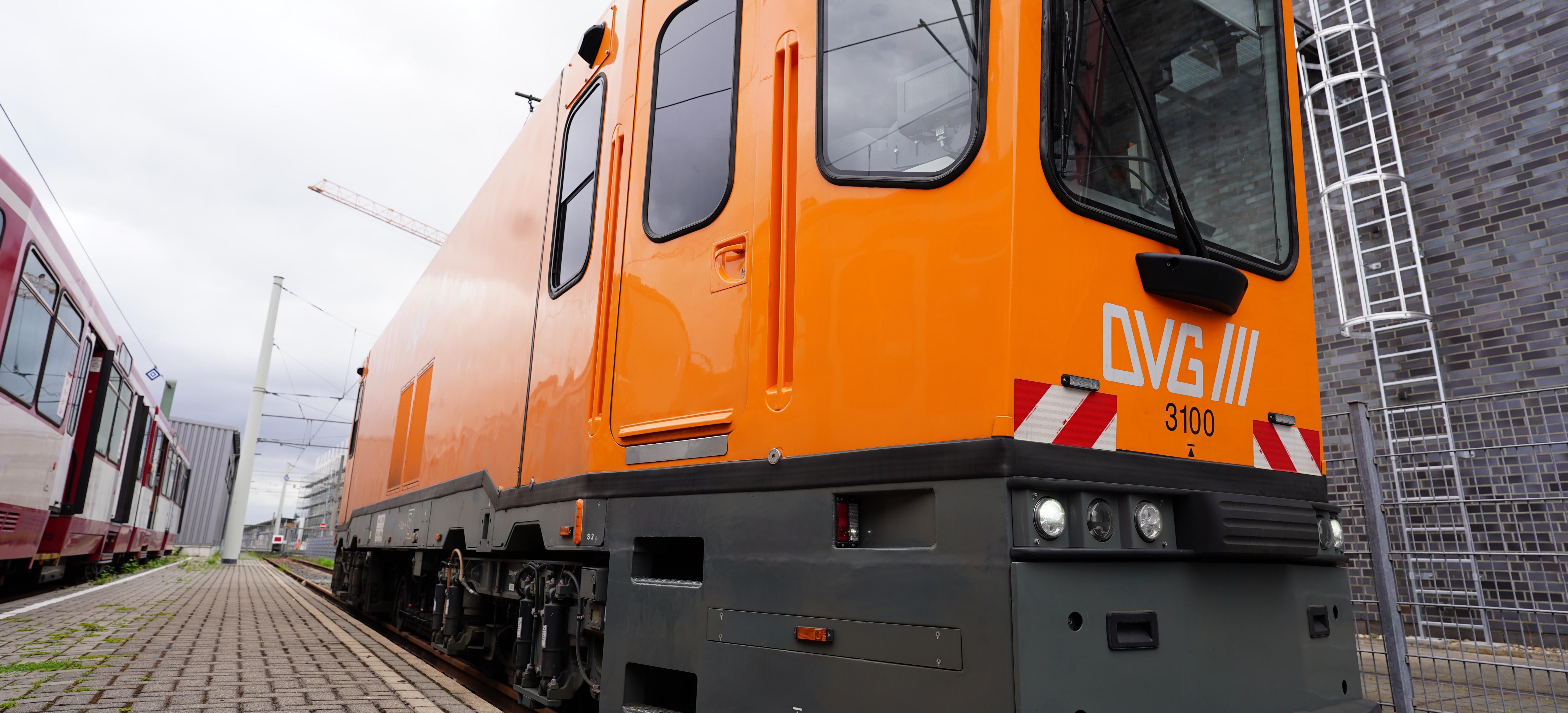 Orangefarbener Schienenschleifwagen der DVG am Betriebshof Grunewald