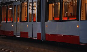 Die Seitenmarkierungsleuchten an der neuen Bahn leuchten in der Dämmerung