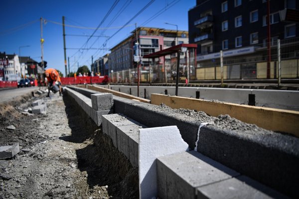 Bauarbeiten am Gleisbett einer Straßenbahnstrecke in Duisburg