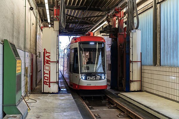 Straßenbahn fährt durch die Waschanlage der DVG