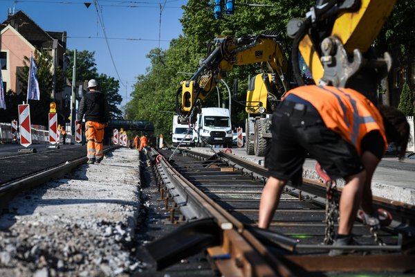 Bauarbeiten am Gleisbett einer Straßenbahnstrecke in Duisburg