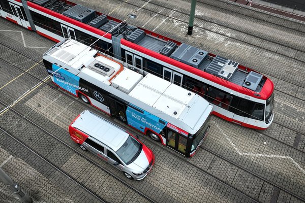 Luftaufnahme von Straßenbahn, Wasserstoffbus und myBUS der DVG in Duisburg