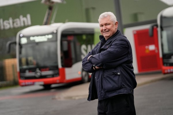 DVG-Busfahrer vor einem Bus auf dem Betriebshof Unkelstein