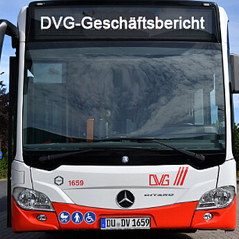 Ein DVG-Bus in frontaler Ansicht. Auf der Zielanzeige steht DVG-Geschäftsbericht