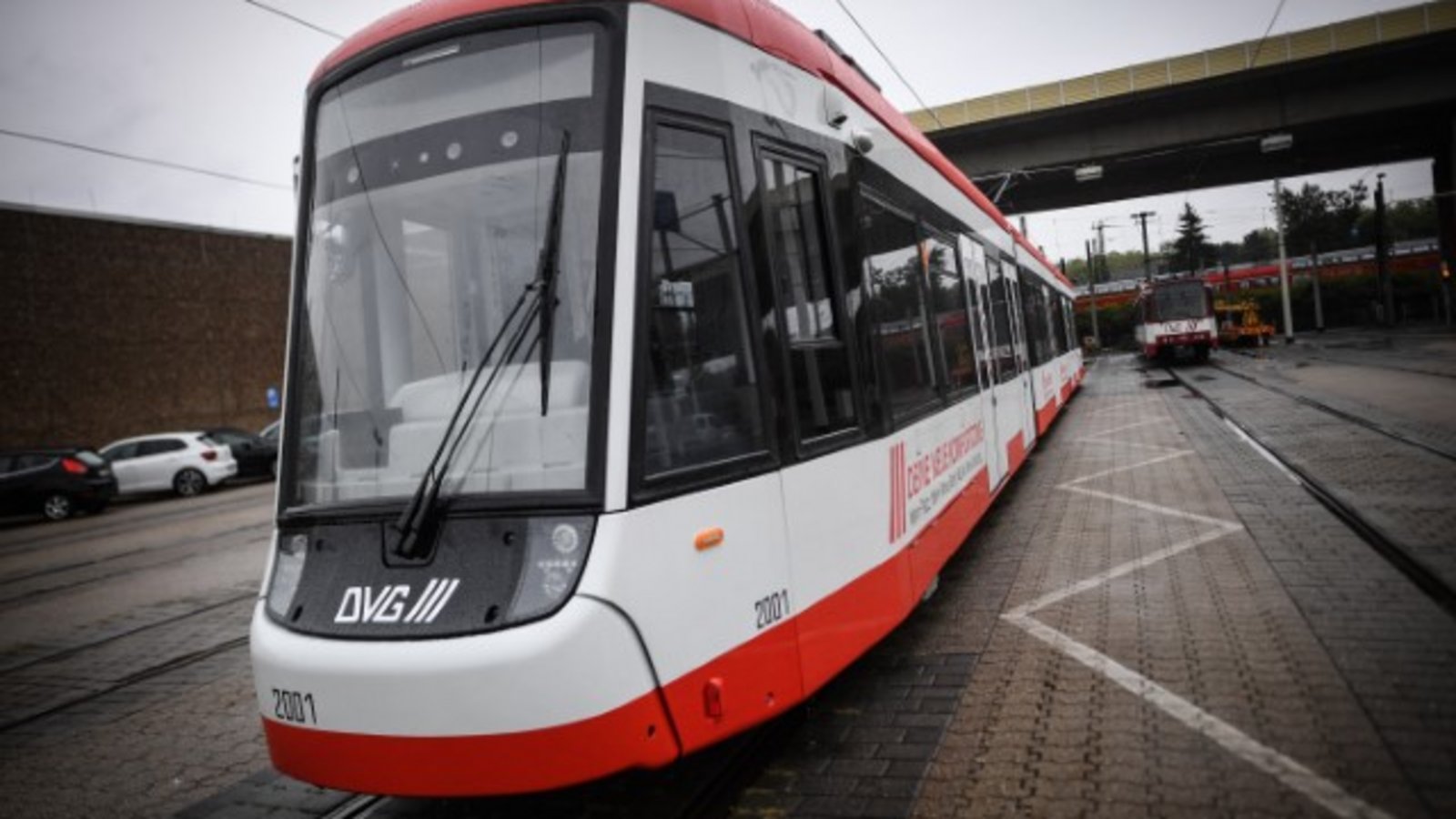 Frontansicht einer NF4-Straßenbahn der DVG