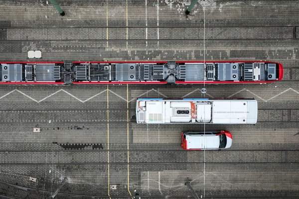 Luftaufnahme von Straßenbahn, Wasserstoffbus und myBUS der DVG in Duisburg