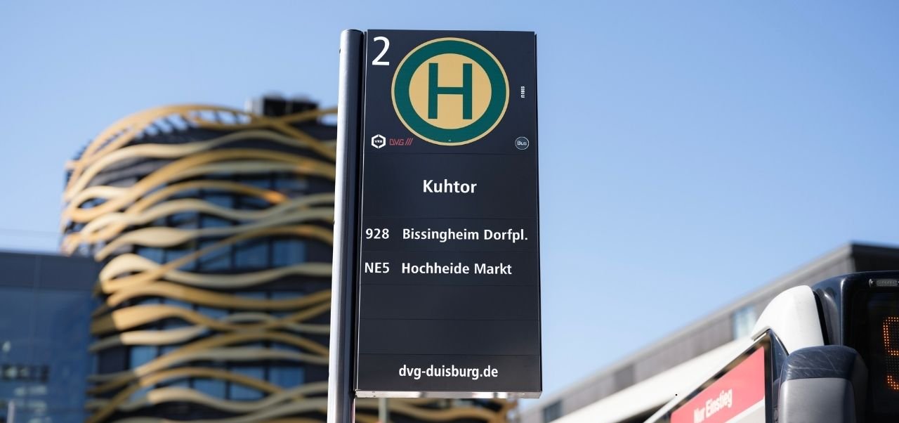 Neues DVG-Haltestellenschild am Kuhtor mit Bus im Hintergrund