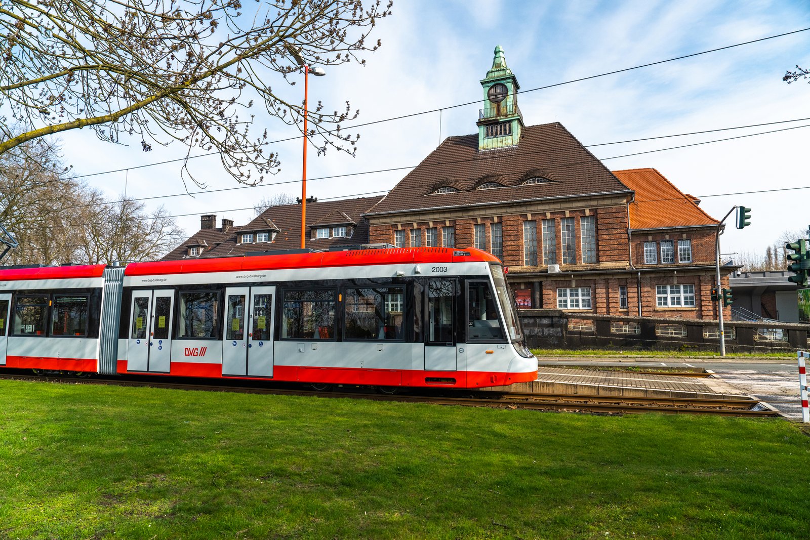 NF4-Straßenbahn der DVG im Duisburger Stadtgebiet