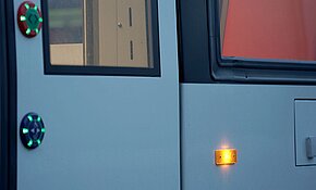 Eine Seitenmarkierungsleuchte neben einer Tür an der neuen Bahn