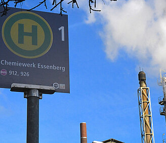 Foto des Haltestellenschildes Chemiepark Essenberg