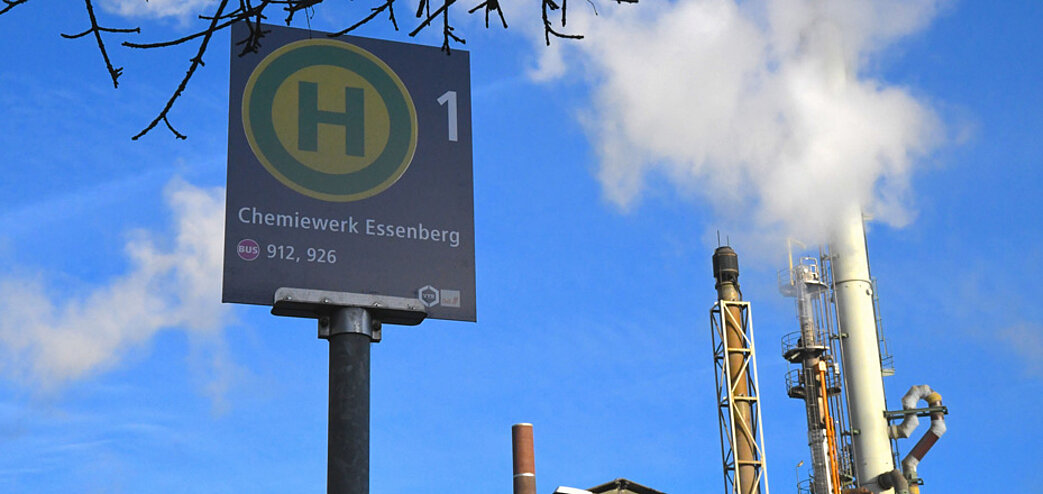 Foto des Haltestellenschildes Chemiepark Essenberg