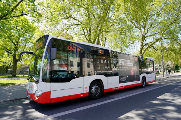 Bus der DVG  unterwegs in der Duisburger Innenstadt vorm Lehmbruck-Museum